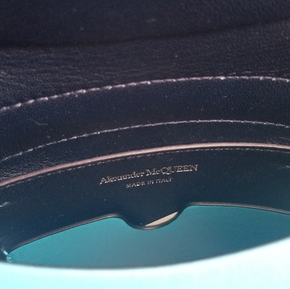 Alexander McQueen The Curve Medium Leather Bucket Bag Azure - Picture 4 of 8